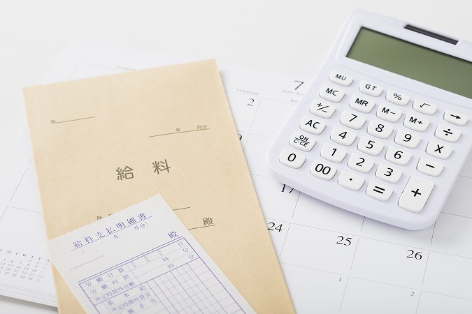 給与明細と電卓