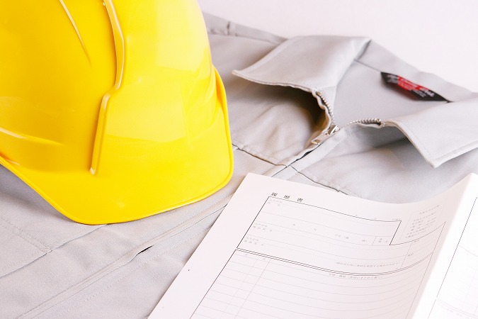 履歴書とヘルメットと作業服